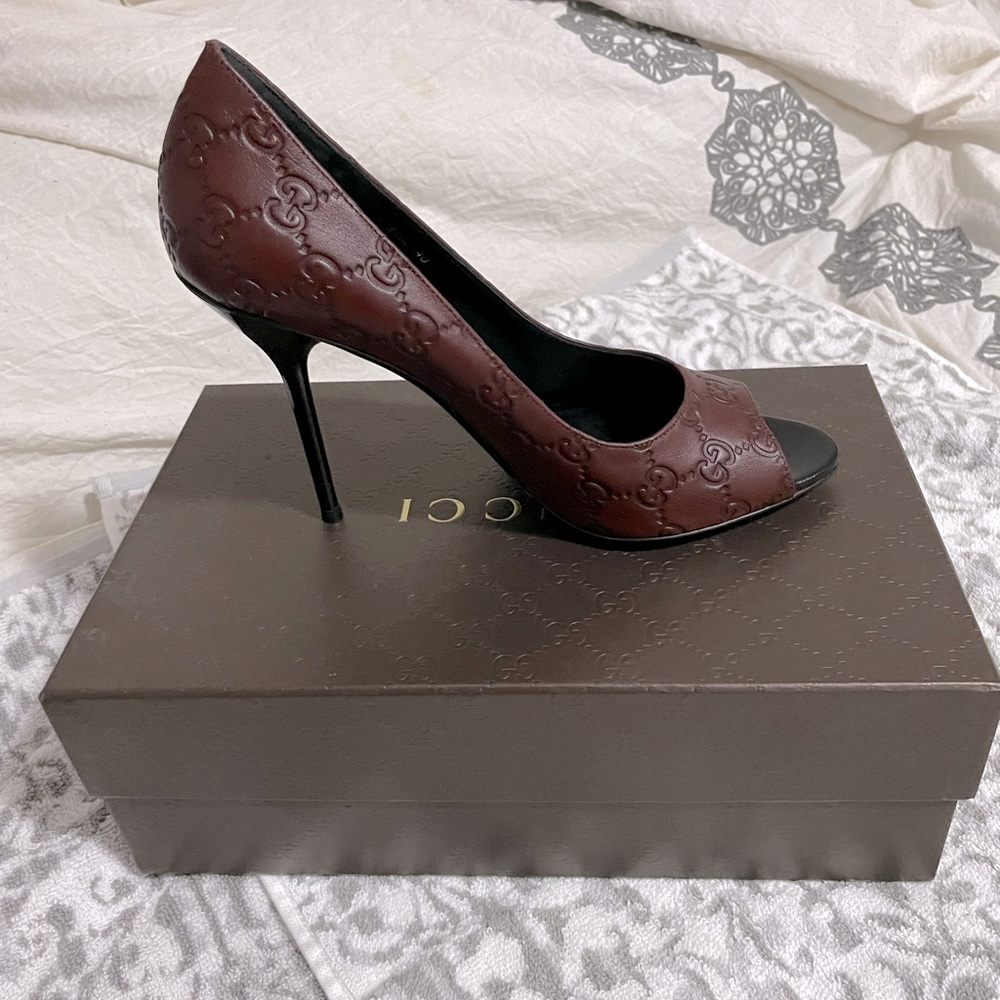 Gucci never worn pumps